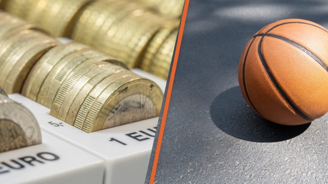 Monedas de euro apiladas junto a un balón de baloncesto sobre la pista.