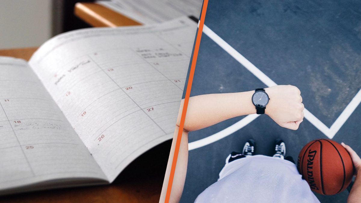 Una agenda abierta por el calendario junto a un jugador que mira su reloj sobre las líneas de la pista con un balón de baloncesto.